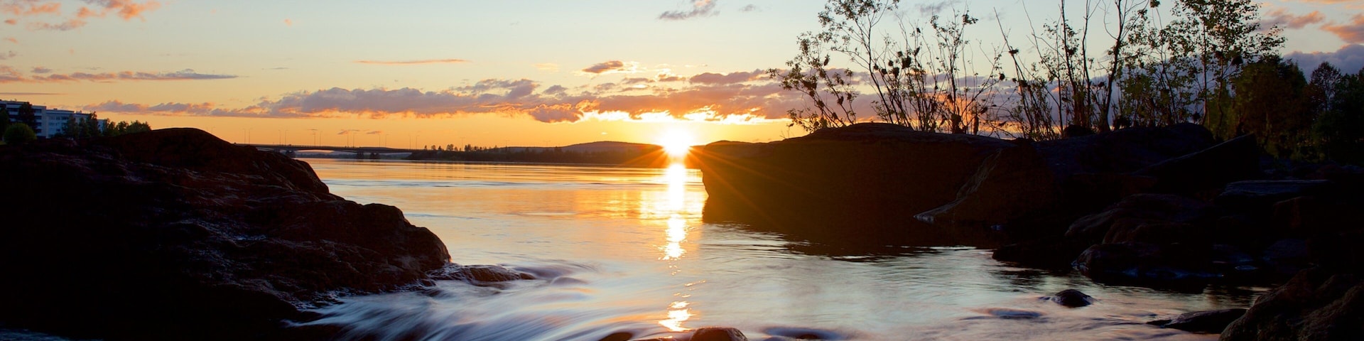 Finlândia caracterizando um lago ou charco e um pôr do sol
