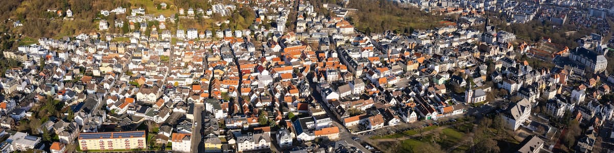 Une vue aérienne d’une ville densément peuplée, où se côtoient des immeubles résidentiels et le clocher imposant d’une église.