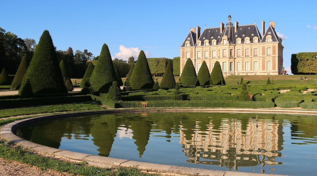 Château du parc de Sceaux et son reflet dans l'eau d'un bassin du jardin à la française (France)