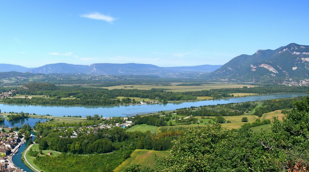 vue panoramique sur Chanaz, le canal de Savières, le Rhône et le Grand Colombier