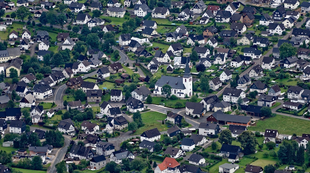 Fotoflug Sauerland West. Wendener Ortsteil Ottfingen mit katholischer Pfarrkirche St. Hubertus.