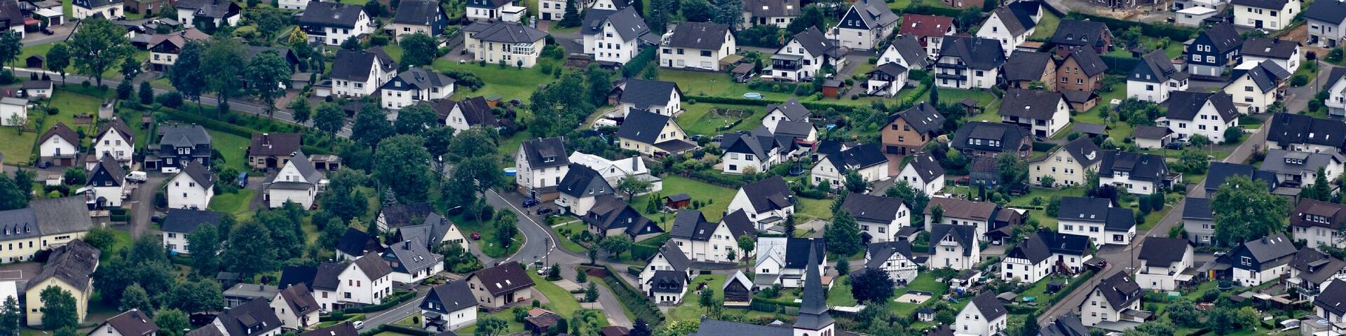 Fotoflug Sauerland West. Wendener Ortsteil Ottfingen mit katholischer Pfarrkirche St. Hubertus.