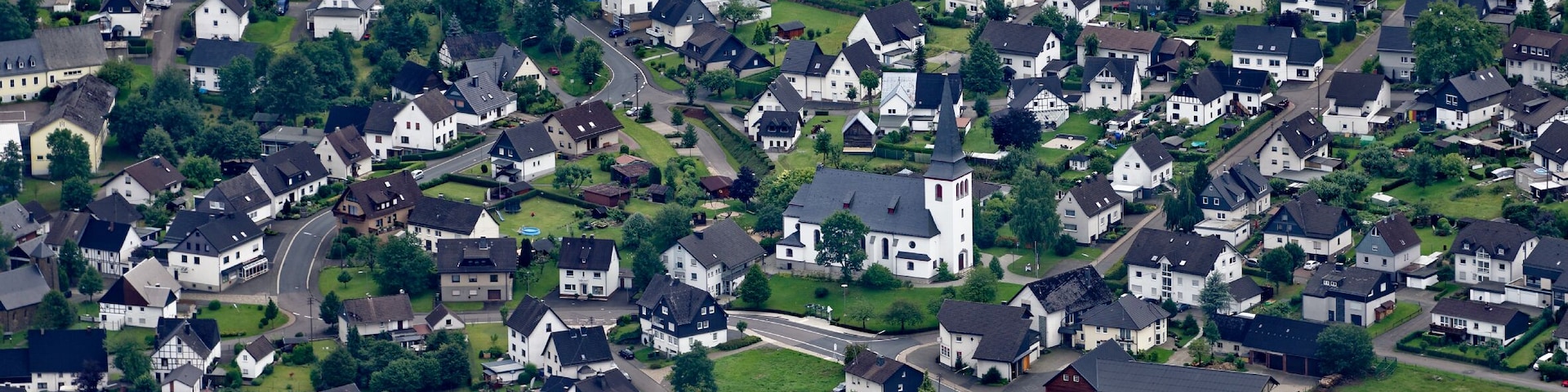 Fotoflug Sauerland West. Wendener Ortsteil Ottfingen mit katholischer Pfarrkirche St. Hubertus.