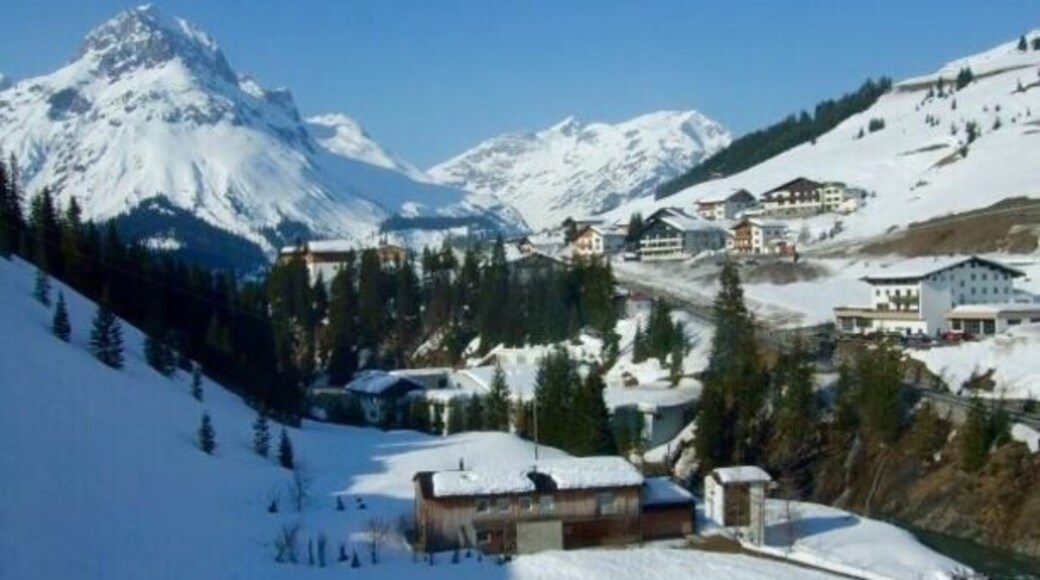 I went to St Anton when I was still a skiier. It had a great choice of slopes and bars, a little on the expensive side. I'd like to go back in a few years and sample it as a snowboarder.