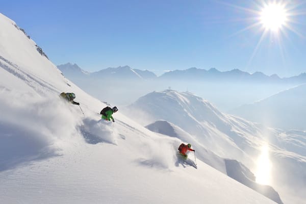 Sankt Anton am Arlberg mit einem Berge, Schnee und Skifahren
