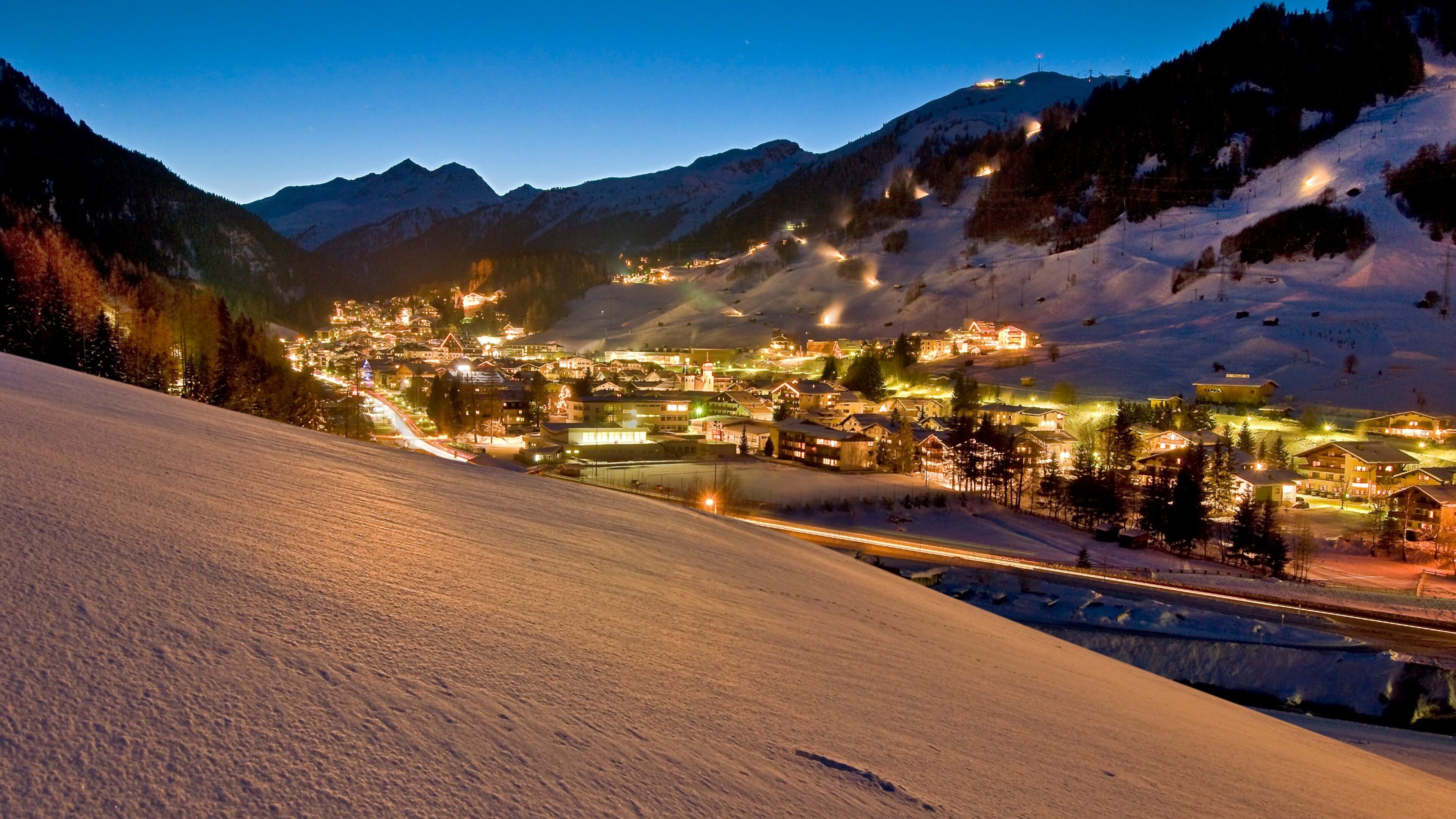 아를베르크 세인트 안톤 이 포함 야경, 산 과 작은 마을 또는 빌리지