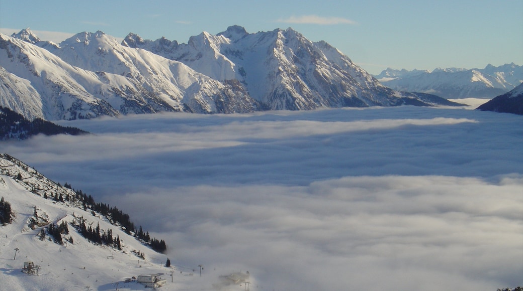 Sankt Anton am Arlberg caracterizando montanhas, neve e neblina