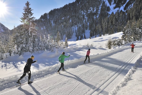 Sankt Anton am Arlberg showing snow skiing, forests and snow