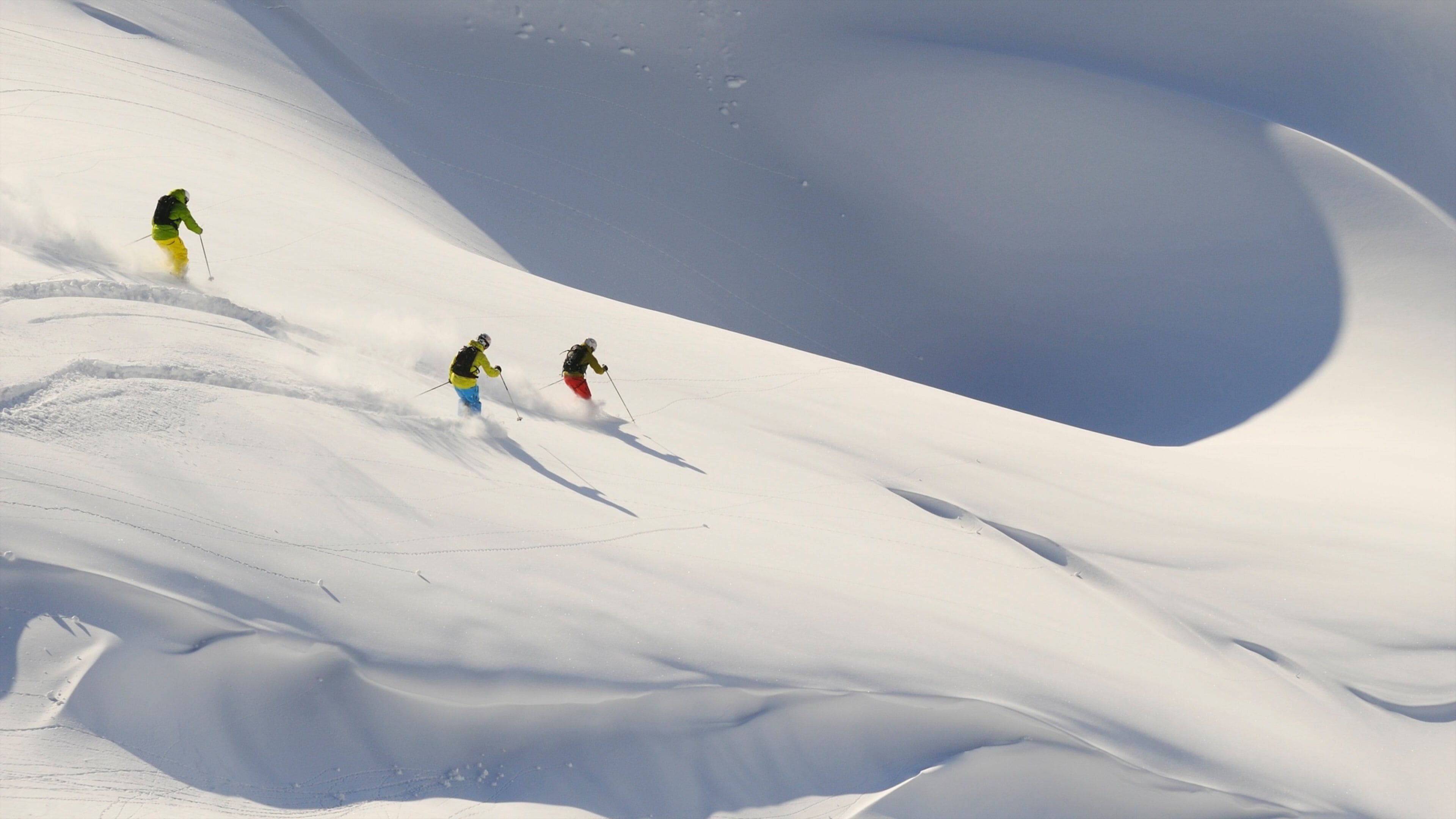 Lech am Arlberg das einen Schnee und Skifahren sowie kleine Menschengruppe