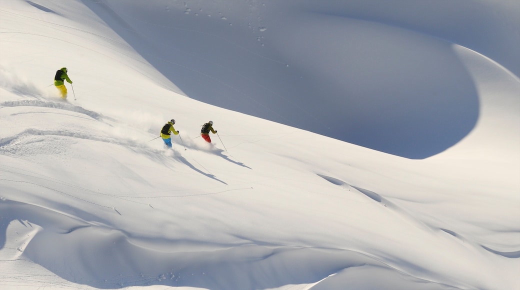 Lech am Arlberg das einen Schnee und Skifahren sowie kleine Menschengruppe