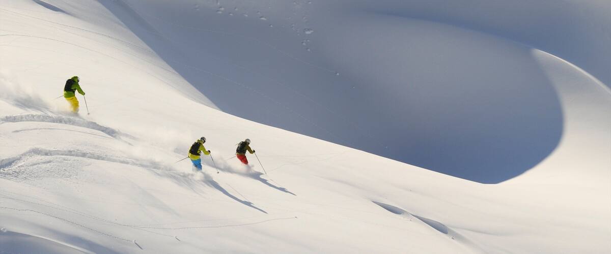 Lech am Arlberg toont skiën en sneeuw en ook een klein groepje mensen