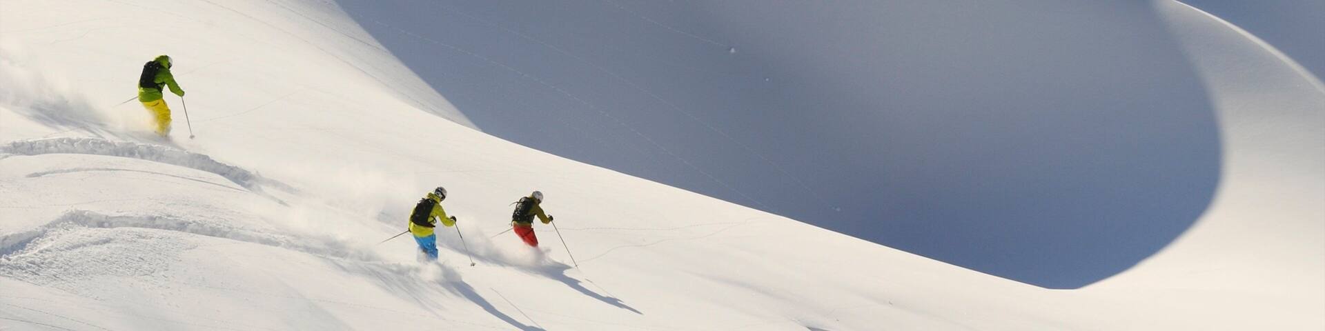 Lech am Arlberg que incluye ski en la nieve y nieve y también un pequeño grupo de personas
