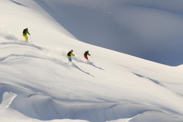 Lech am Arlberg das einen Schnee und Skifahren sowie kleine Menschengruppe