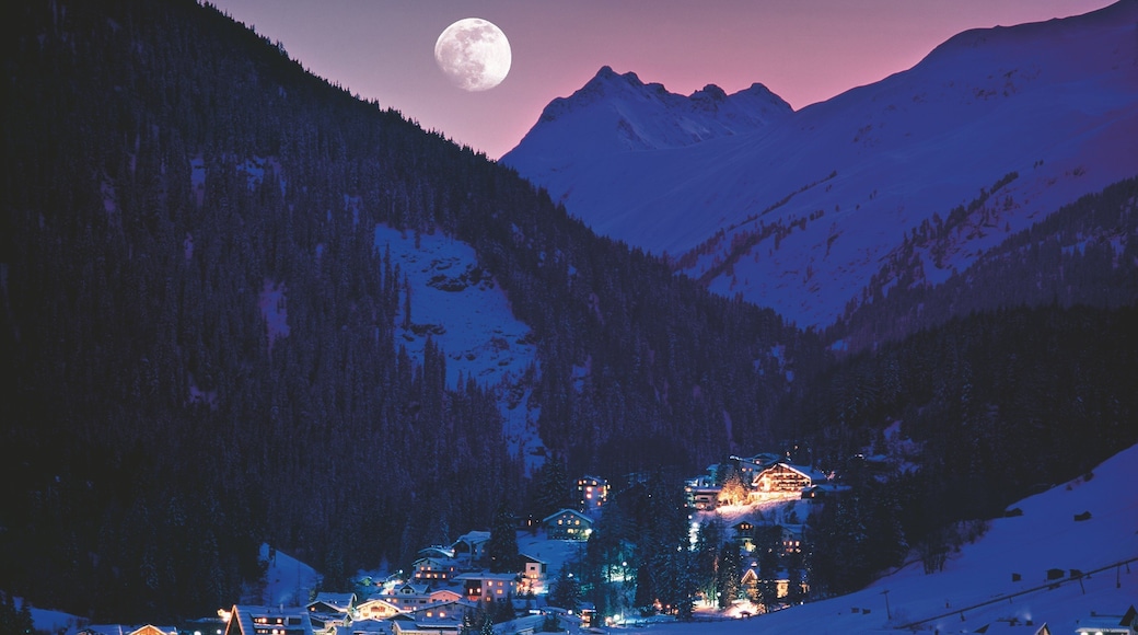Lech am Arlberg mit einem Kleinstadt oder Dorf, bei Nacht und Berge