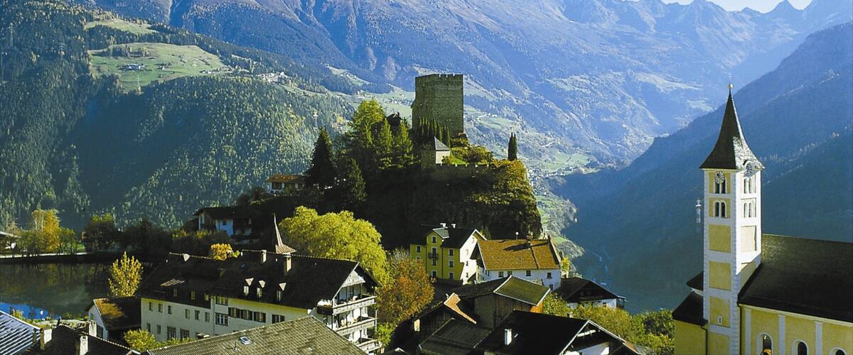 Serfaus som omfatter bjerge, en lille by eller en landsby og historiske bygningsværker