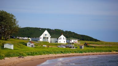 Ingonish cho thấy bãi biển và căn nhà