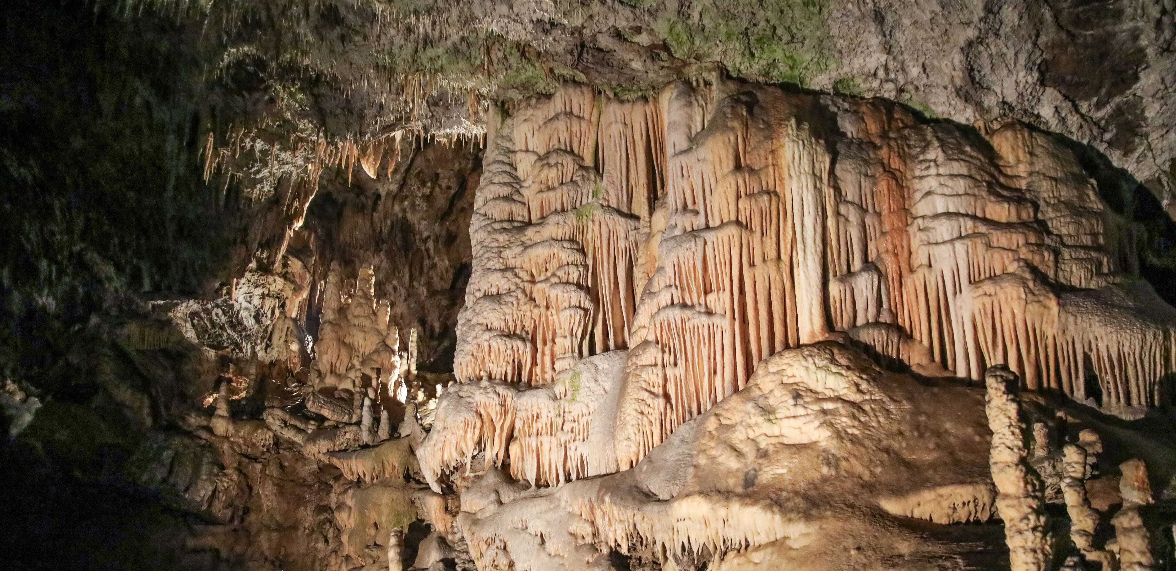 Una cueva con estalactitas y estalagmitas.