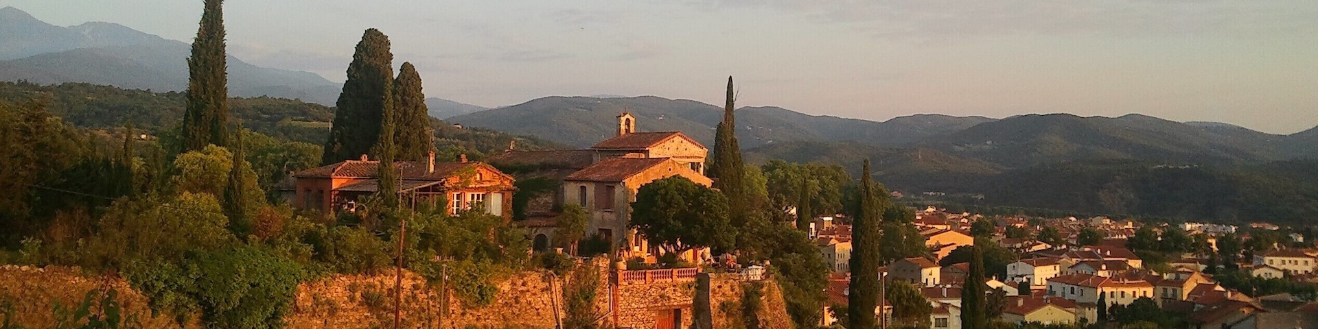 Site de l'ancien couvent des Capucins à l'aube l'été.