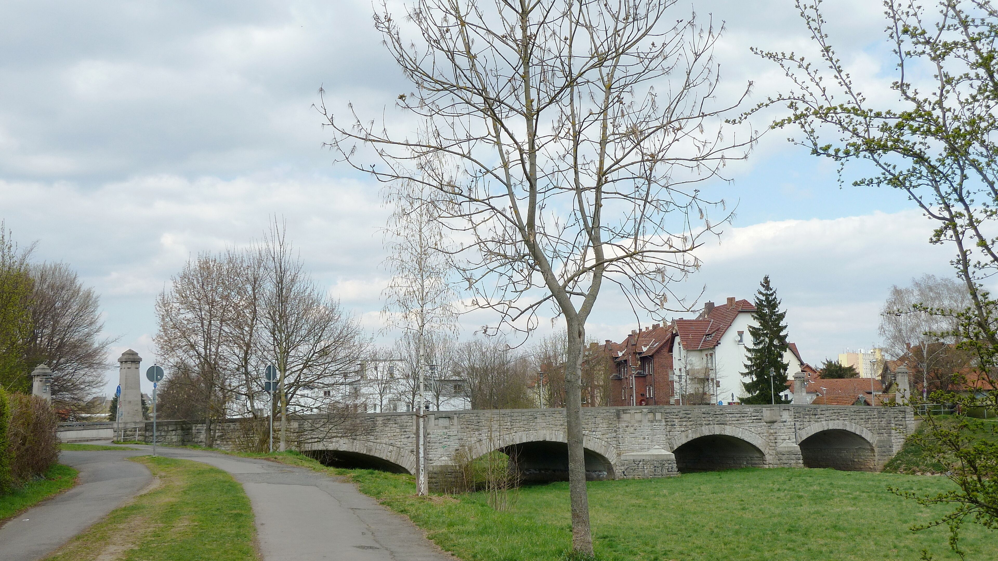 Brücke des Rosdorfer Wegs über die Leine in Göttingen, Südniedersachsen. Erbaut 1904, renoviert 1923 lt. Datumssteinen an der Brücke