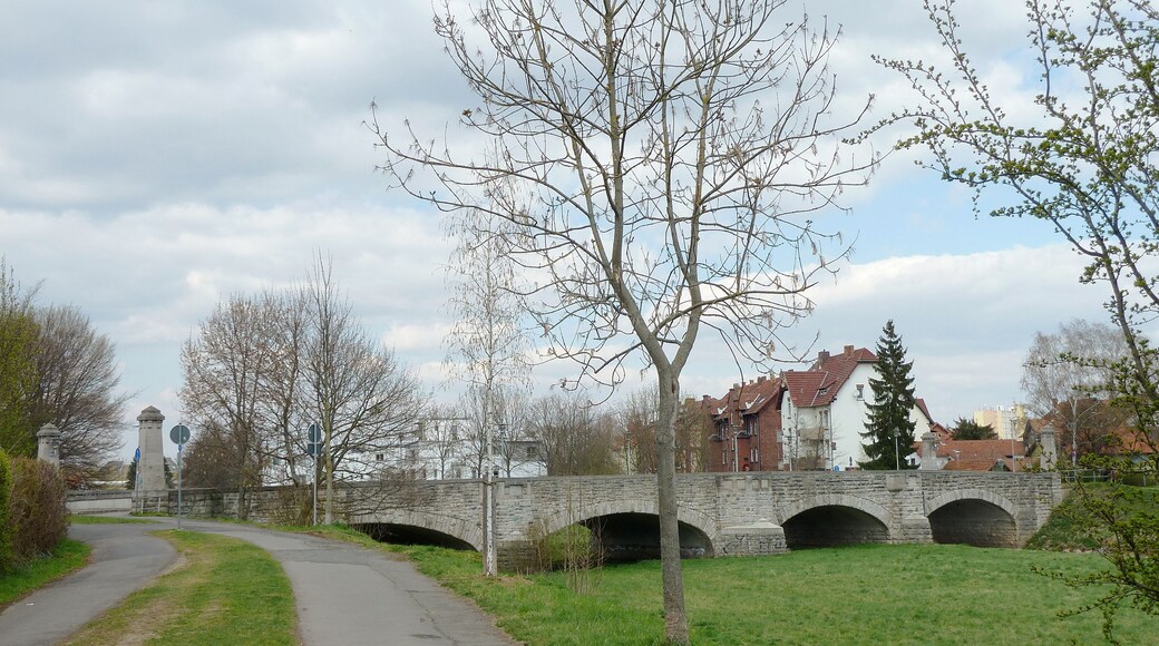 Brücke des Rosdorfer Wegs über die Leine in Göttingen, Südniedersachsen. Erbaut 1904, renoviert 1923 lt. Datumssteinen an der Brücke