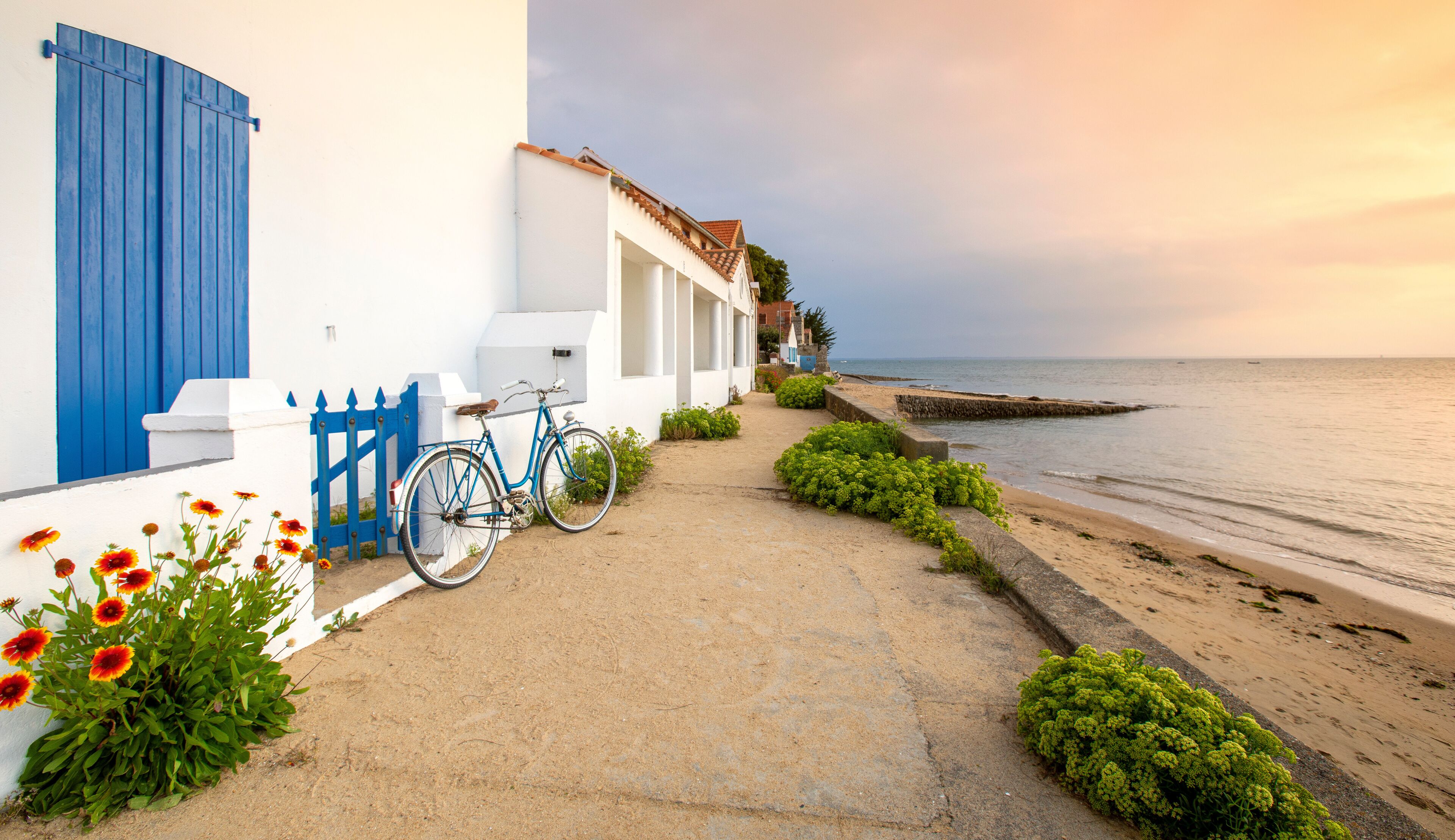 Vieux vélo bleu sur les plages de l'île Noirmoutier en Vendée. France.
