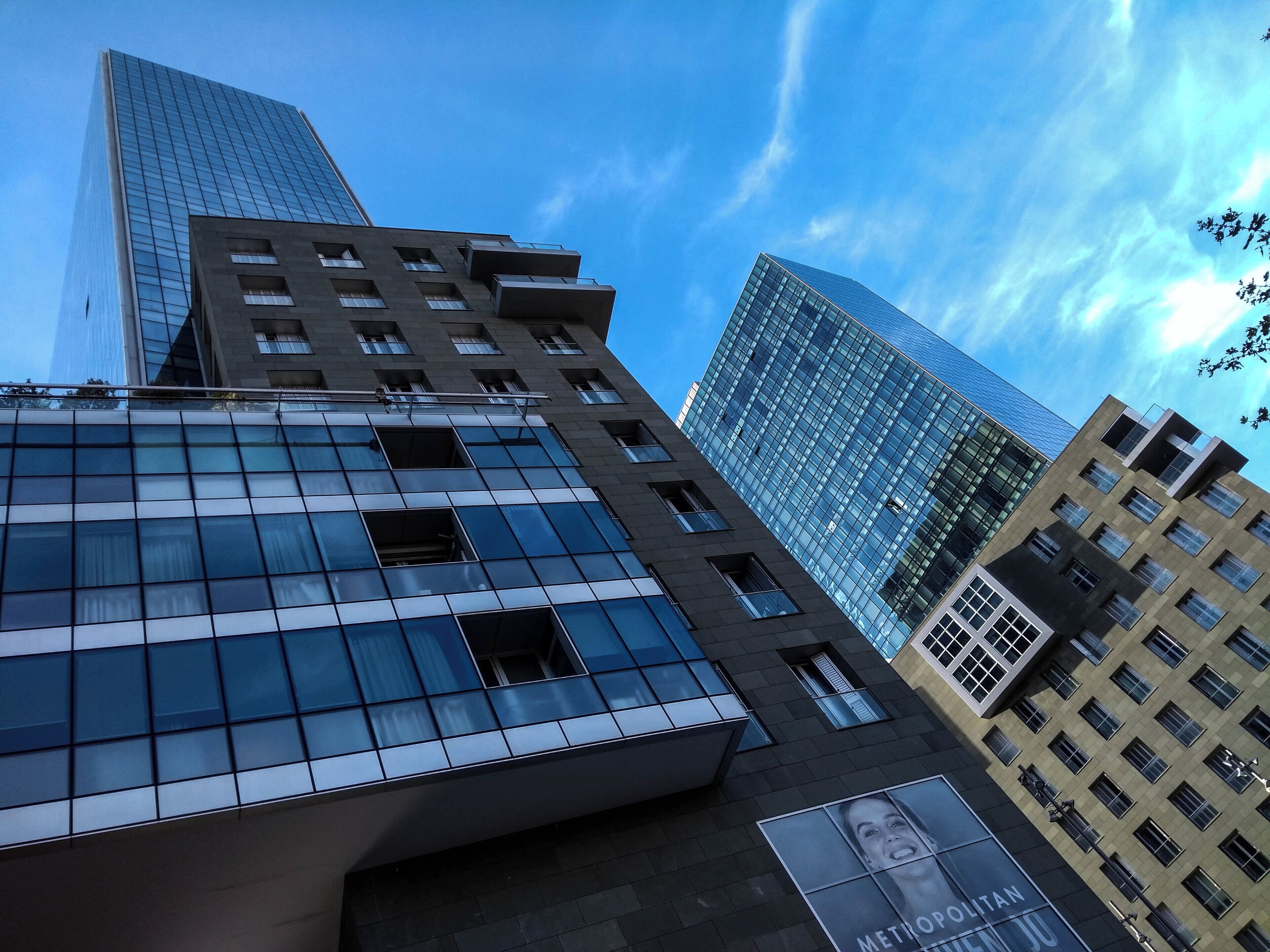 The Isozaki Atea space ("Isozaki Gate") is in the grounds of the former Bonded Warehouse of Bilbao. The name reflects the intentions of the author, the Japanese architect Arata Isozaki, who wanted to design a city gate for the 21st century to connect the Ensanche area and the river.