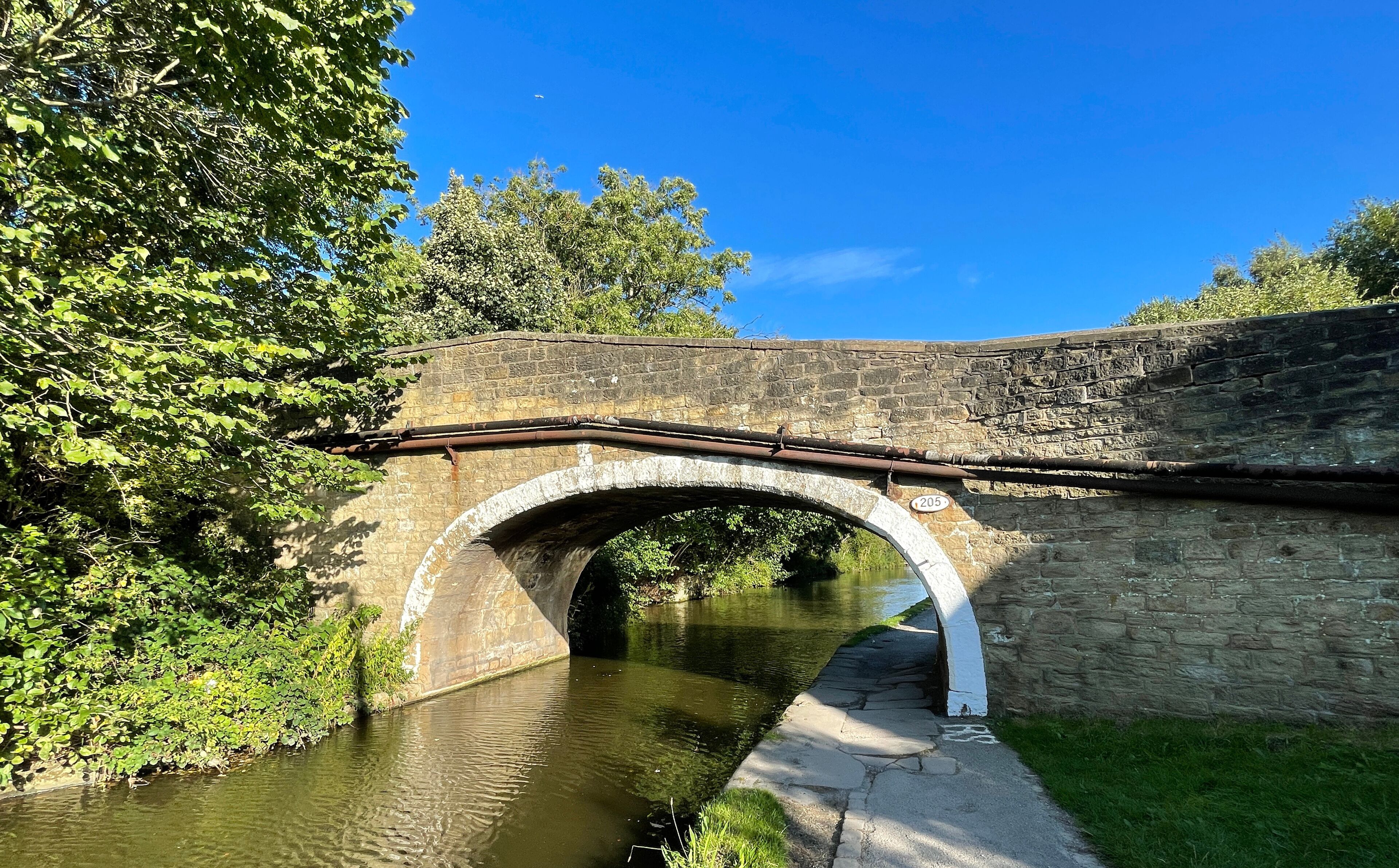 Victorian arched stone bridge, crossing over the, Leeds to Liverpool canal near, Dobb Kiln Lane, Bingley, UK