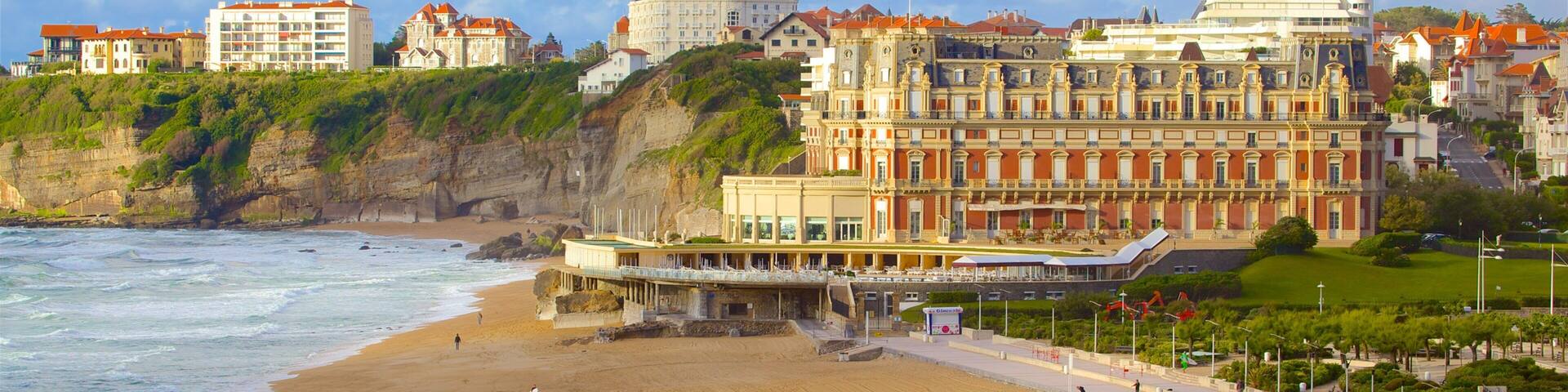 Aquitaine which includes a sandy beach, general coastal views and a coastal town