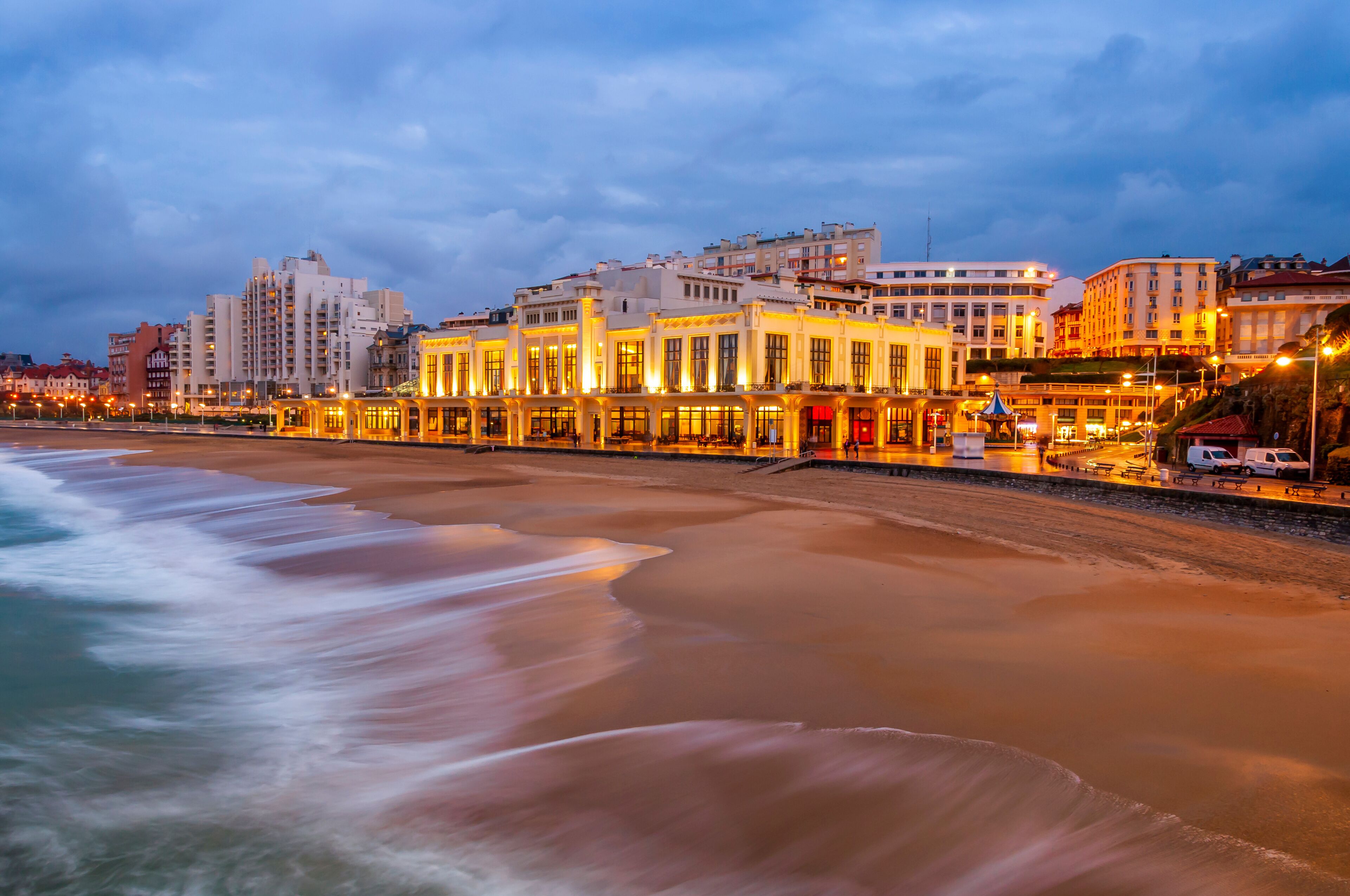 Plage de Biarritz au coucher du soleil, Pays-Basque en Nouvelle-Aquitaine, France
