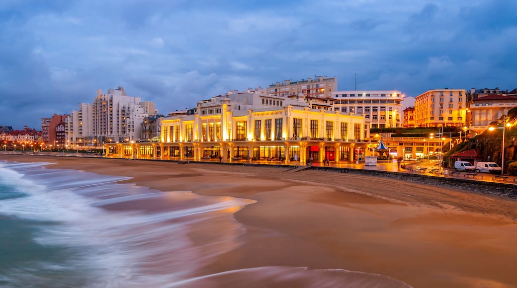 Plage de Biarritz au coucher du soleil, Pays-Basque en Nouvelle-Aquitaine, France