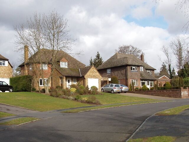 Foxdell Way, Chalfont St Peter. Houses at the top of the southern limb of the road, looking east up the road.
