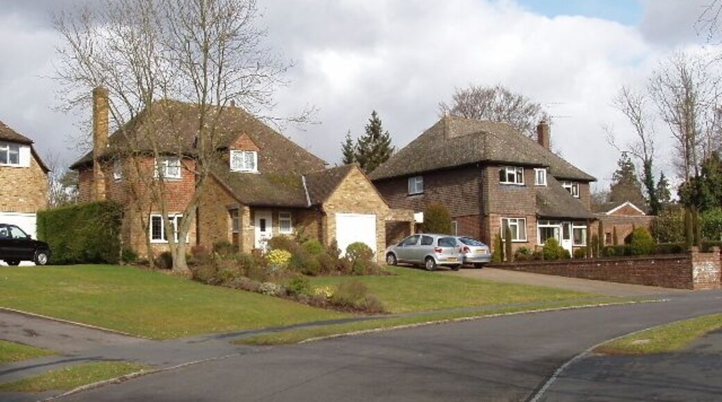 Foxdell Way, Chalfont St Peter. Houses at the top of the southern limb of the road, looking east up the road.
