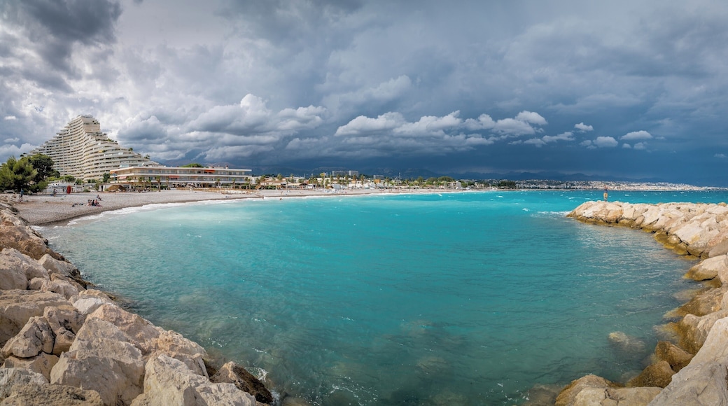 Villeneuve-Loubet, not famous but in my opinion one of best cities for photographers on Azure Coast. Here just a few minutes before a huge rainstorm.
#BeachTips #bvsquad #France #azurecoast