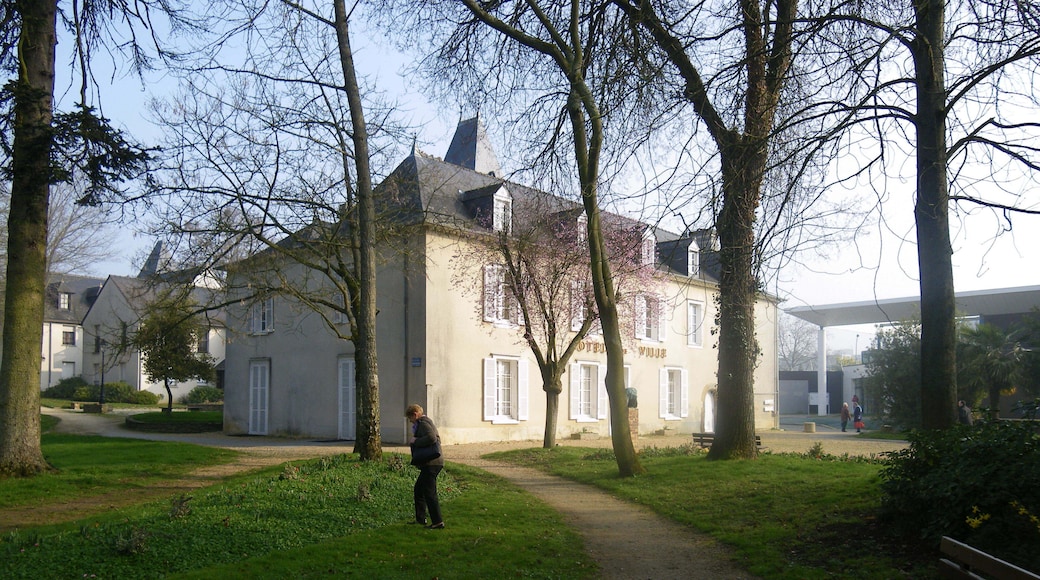 la mairie de cesson vue du parc