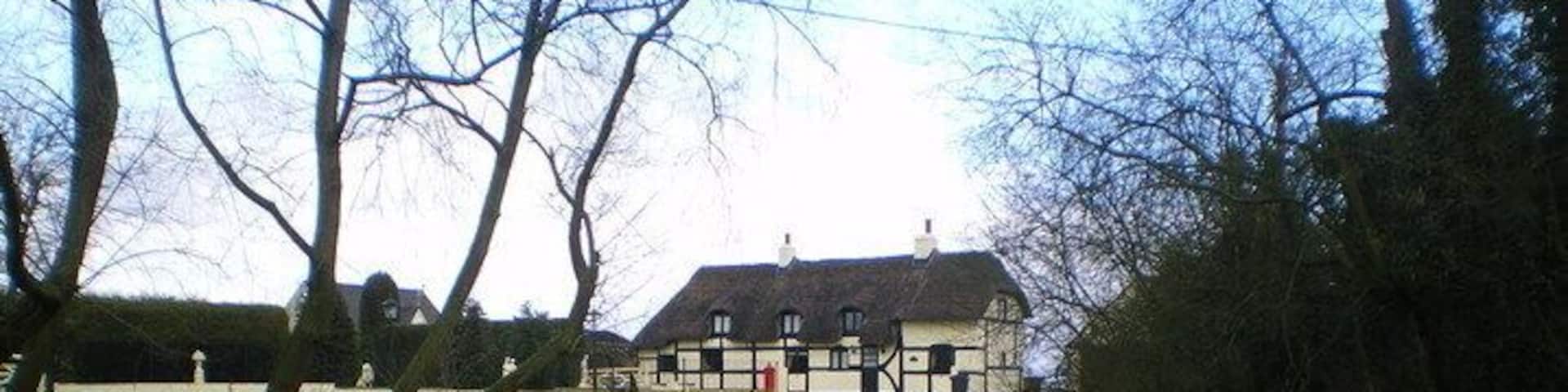 The Thatch - near Norton village A fine country cottage just to the east of Norton