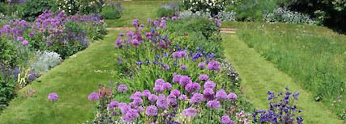 Shaw's Garden in Bloom Shaw's Corner.