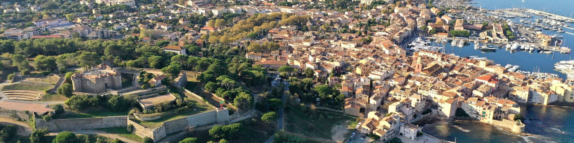 survol du port de Saint-Tropez sur la french Riviera dans le Var, sud de la France