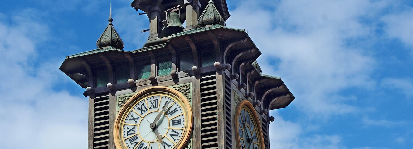 Le beffroi du bâtiment de la buvette Cachat. L'horloge affiche trois cadrans. The belfry of building the bar Cachat. The clock shows three clock faces
