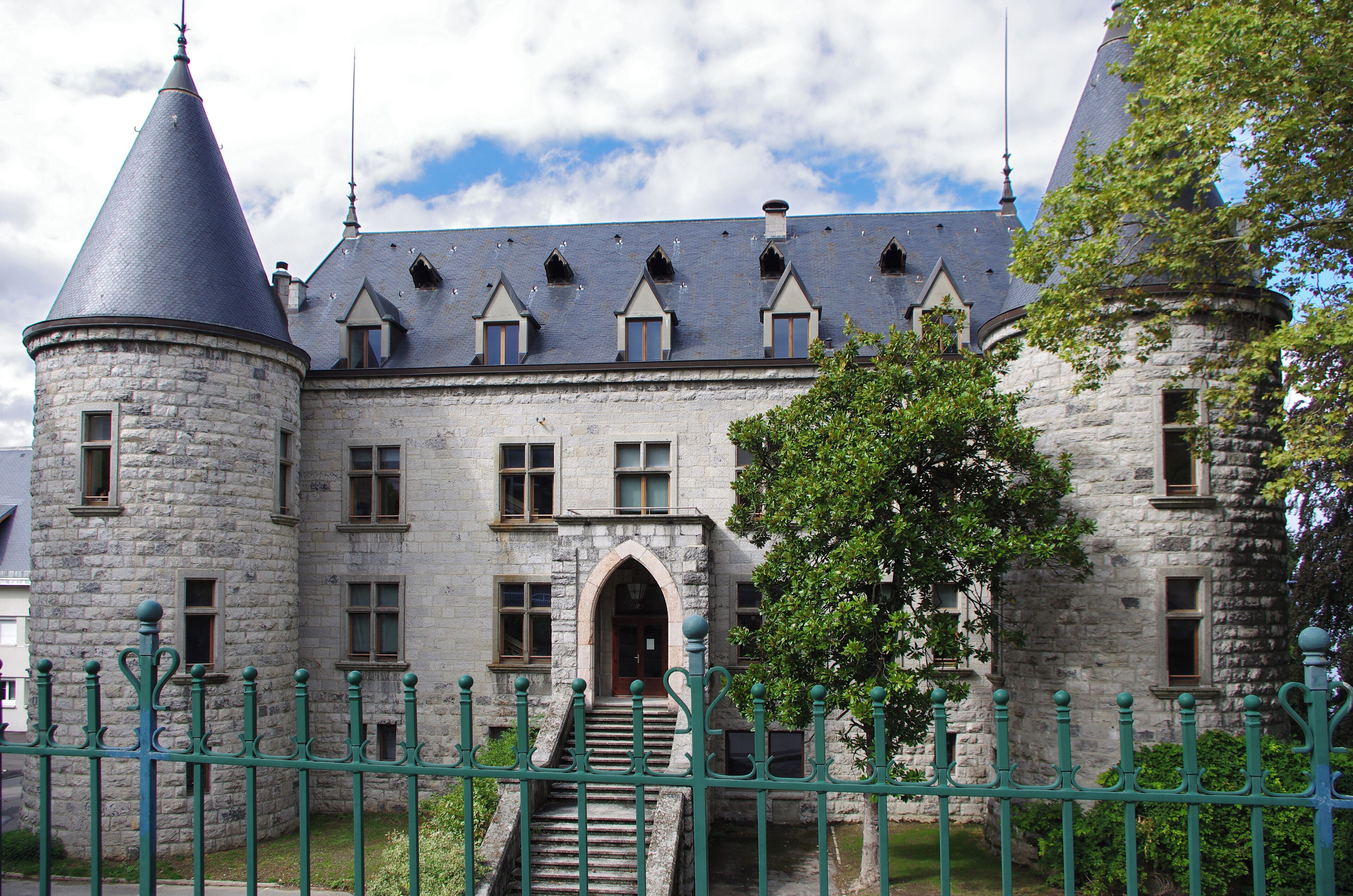 Le Lycée Anna de Noailles, ancien château du Martelay. Le château du Martelay, construit en 1890 par un particulier, avec quatre tours d’angle, n'est ni médiéval, ni Belle-Époque, mais plutôt néo-gothique ; il fait partie, depuis 1964, du lycée Anna de Noailles. Contrairement à la légende, ce château n'aurait jamais appartenu à Anna de Noailles qui en aurait fait don à la ville pour l'éducation des enfants. Un article du Matin de Paris du mercredi 17 mai 1944 en attribue la propriété à un anglais "prétendant de la couronne de France". Sous la plume de l'envoyé spécial du Matin à Evian, André du Bief : "EVIAN, mai. Cette vaste bâtisse de pierre grise aux quatre rondes tours d'angle, face au Leman paisible et aux lointains ensoleillés sur l'autre-rive de la pacifique Lausanne, c'est le château le Martelay où, m'avait-on dit, j'allais trouver M. John Freeman, sujet britannique, dont les prétentions à la couronne de France font quelque bruit. Hélas c'est en 1932 que M.Freeman quitta cette agréable demeure, l'ayant vendue, et il est présentement en Amérique, m'assure-t-on." C'est le maire Camille Blanc qui obtiendra la création d'un lycée mixte dans le site du château du Martelay au bord du lac. Le maire assassiné par l'OAS n'en verra pas la réalisation. Le lycée sera terminé en 1964 par son successeur Jean Combet. High School Anna de Noailles, a former castle Martelay. The castle Martelay, built in 1890 by one particular with four corner towers, is neither medieval nor Belle Epoque, but neo-Gothic and is part, since 1964, the school Anna de Noailles. Contrary to legend, the castle had never belonged to Anna de Noailles, who had donated them to the city for the education of children. An article in the Matin de Paris on Wednesday, May 17, 1944 in grants ownership to an English "claiming the crown of France." Under the pen of the Special Envoy of Matin de Paris in Evian, André du Bief: "EVIAN, May This large gray stone building with four round corner towers, facing the peaceful Leman and sunny on the other side of the peaceful-Lausanne far is the castle Martelay where I had they say, I would find Mr. John Freeman, a British subject, whose pretensions to the crown of France make some noise. Alas it was in 1932 that left M.Freeman this charming house, having sold, and is currently in America, assures me one. " The mayor Camille Blanc who gets the creation of a mixed school in the castle site Martelay of the lake. The mayor assassinated by the OAS will not see completion. The school will be completed in 1964 by his successor Jean Combet.