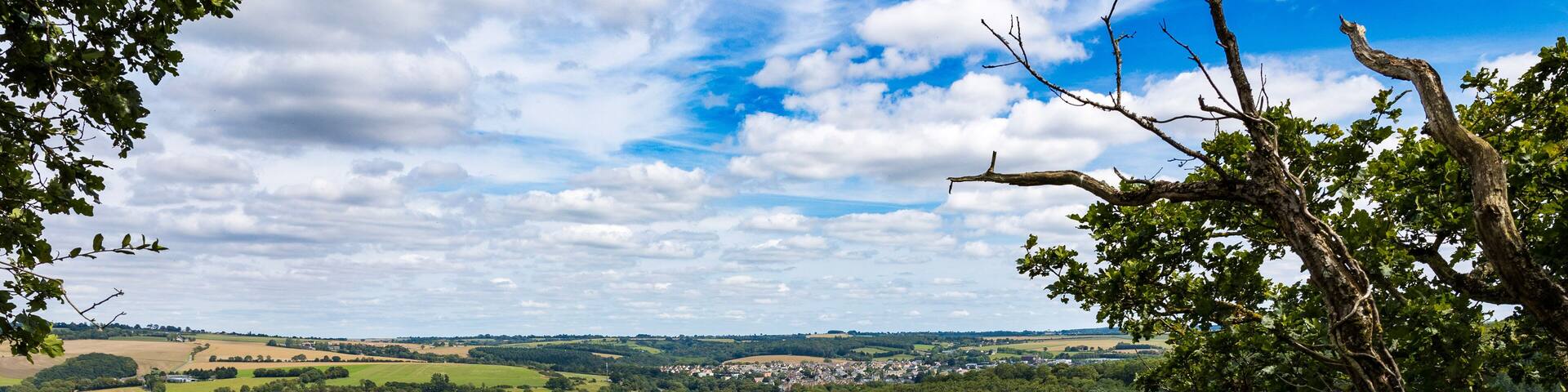 Ville de Thury-Harcourt depuis les hauteurs de la boucle de l’Hom formée par le passage de l’Orne
