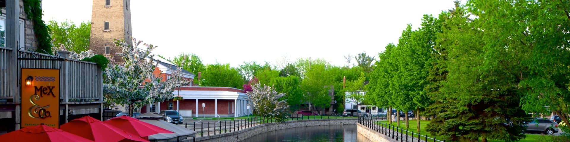Un canal, avec un restaurant sur la rive gauche et un pont en arrière-plan.