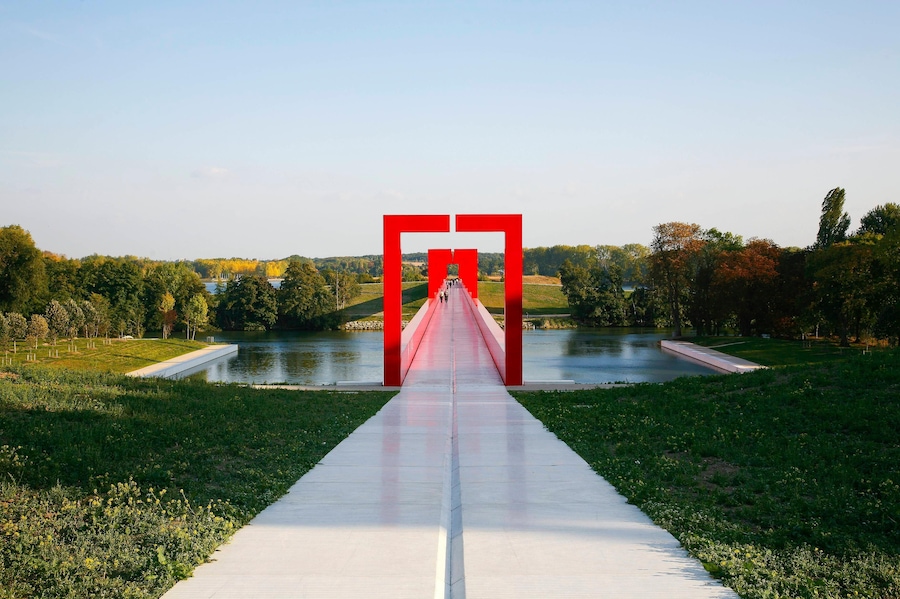 E2GNF5 France Val d'Oise Cergy Axe Majeur monumental work conceived by architect and sculptor Dani Karavan Gateway and Basins