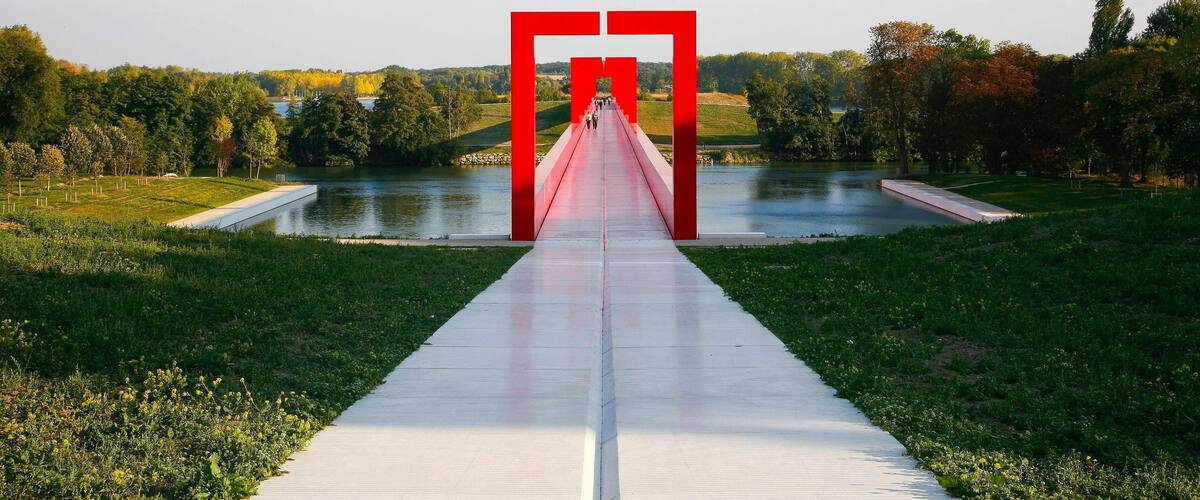 E2GNF5 France Val d'Oise Cergy Axe Majeur monumental work conceived by architect and sculptor Dani Karavan Gateway and Basins