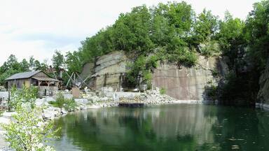 Außenbereich des Granitzentrums Hauzenbergs.