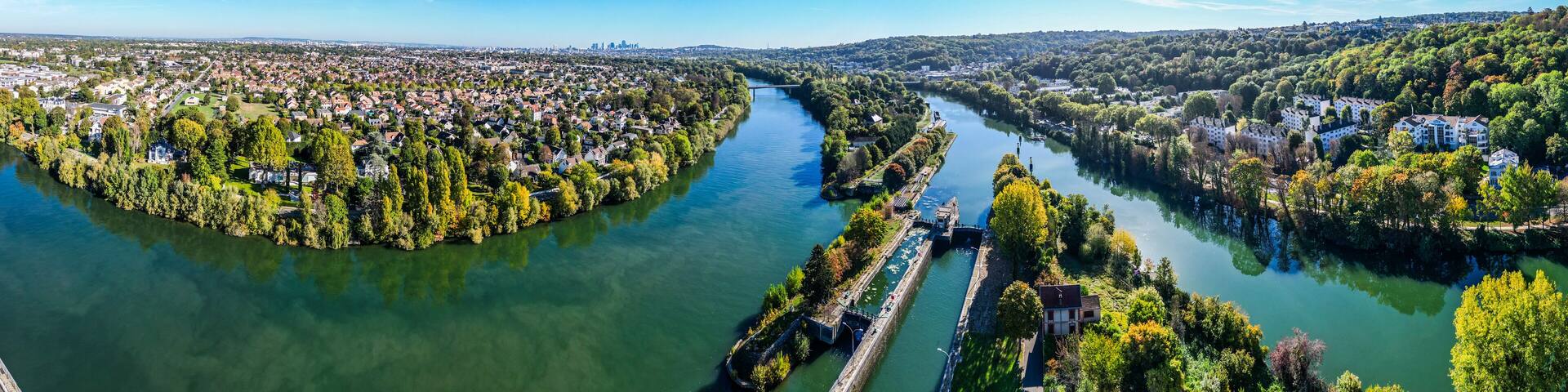 Paysage panoramique du fleuve de la Seine en région parisienne avec vue sur Paris, La Défense et la tour Eiffel