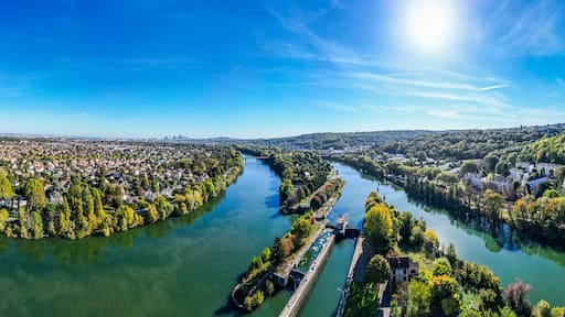 Paysage panoramique du fleuve de la Seine en région parisienne avec vue sur Paris, La Défense et la tour Eiffel