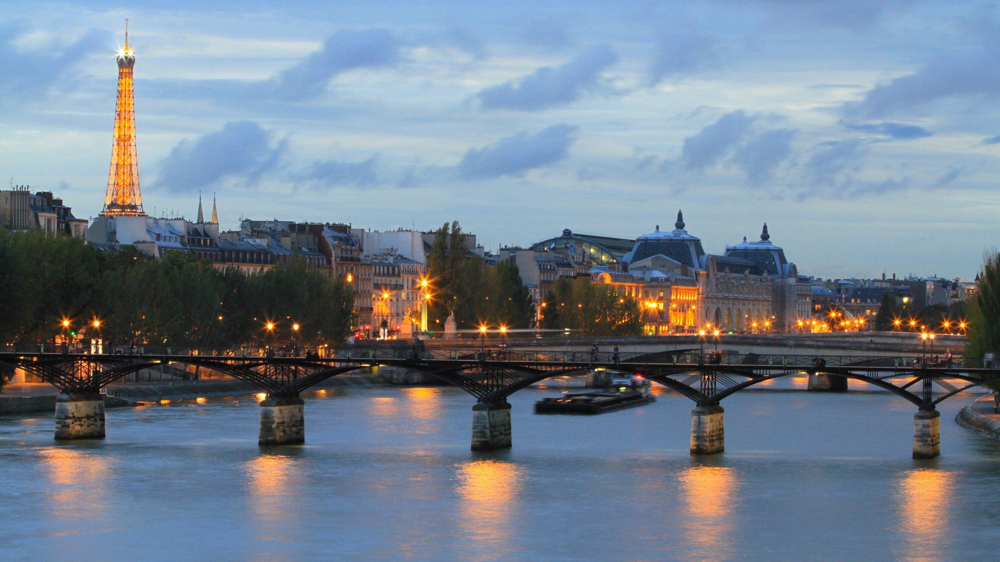 La Torre Eiffel, un puente y el río Sena en París.