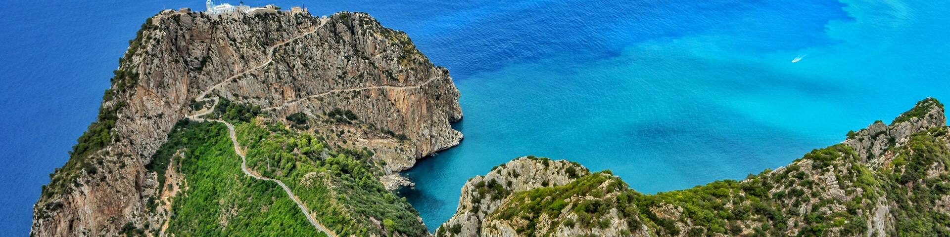 Cap Carbon situé en Algérie, Béjaïa, édifié à 220 m au-dessus du niveau de la mer, ce qui en fait à la fois un des plus hauts phares de la mer Méditerranée et le plus haut phare naturel au monde.