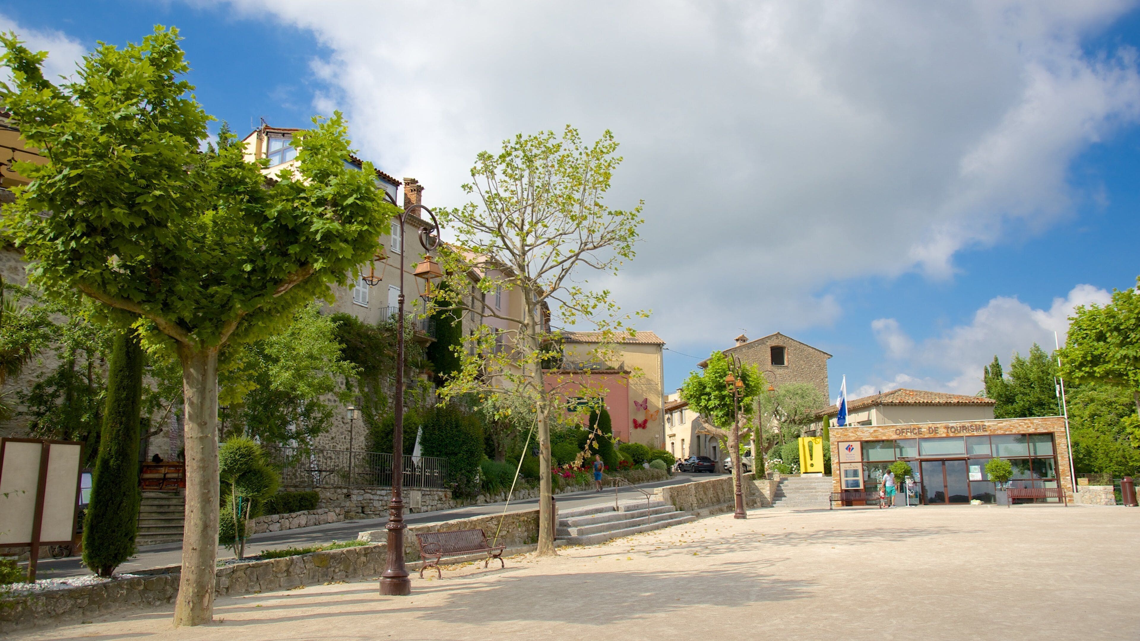 Mougins som viser liten by eller landsby