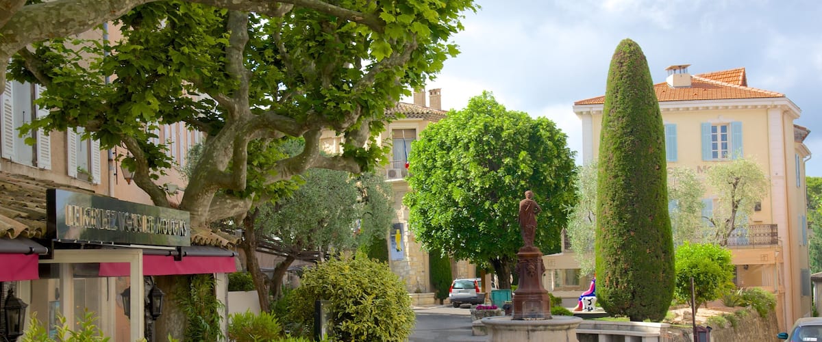 Mougins mit einem Kleinstadt oder Dorf